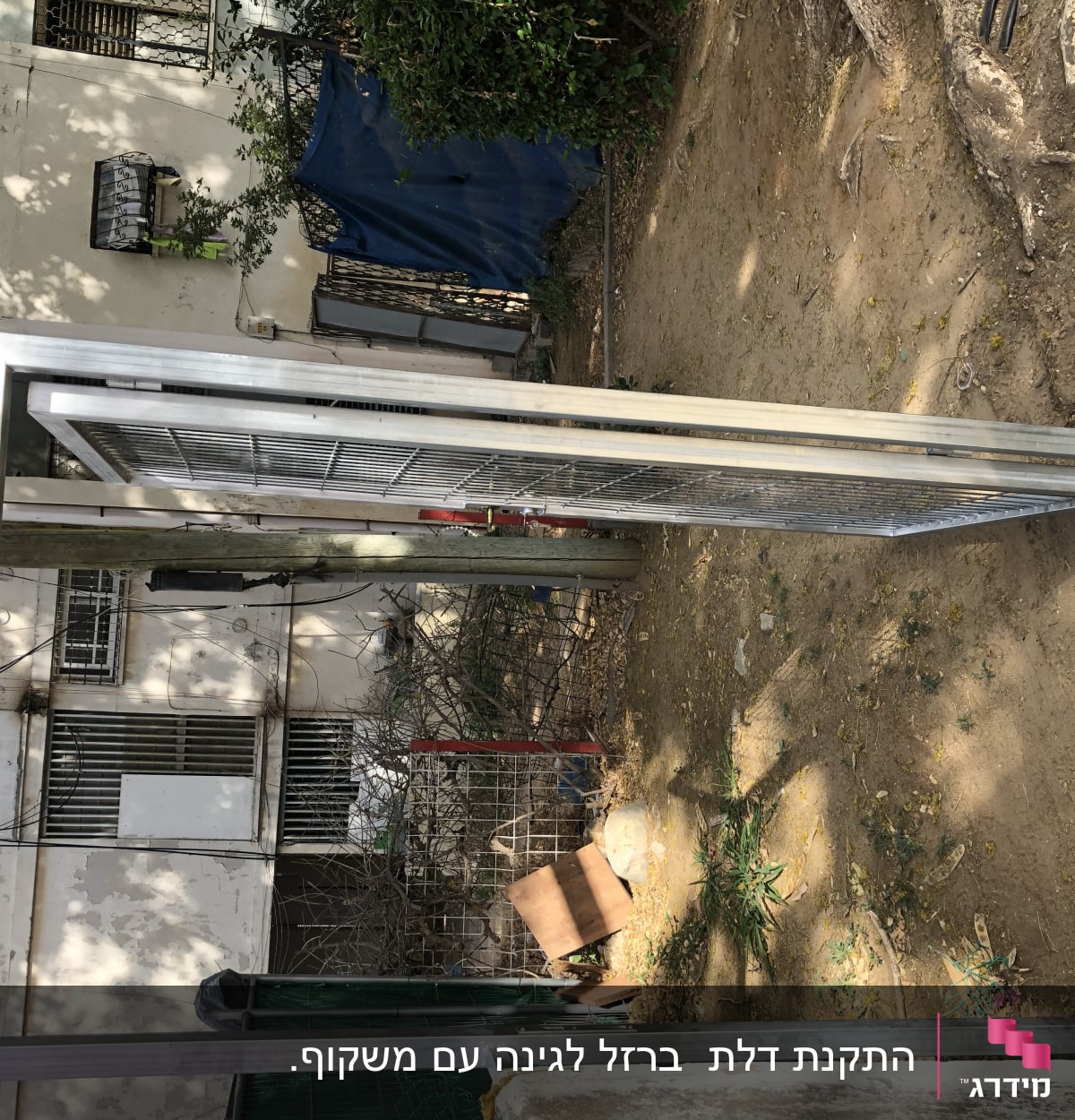 מסגרת מתכת עומדת בחוץ על אדמה